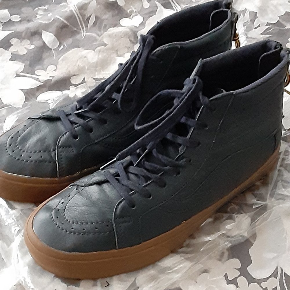 VAN's dark blue leather boot with gum sole - MENS's size 9 1/2 women's s…